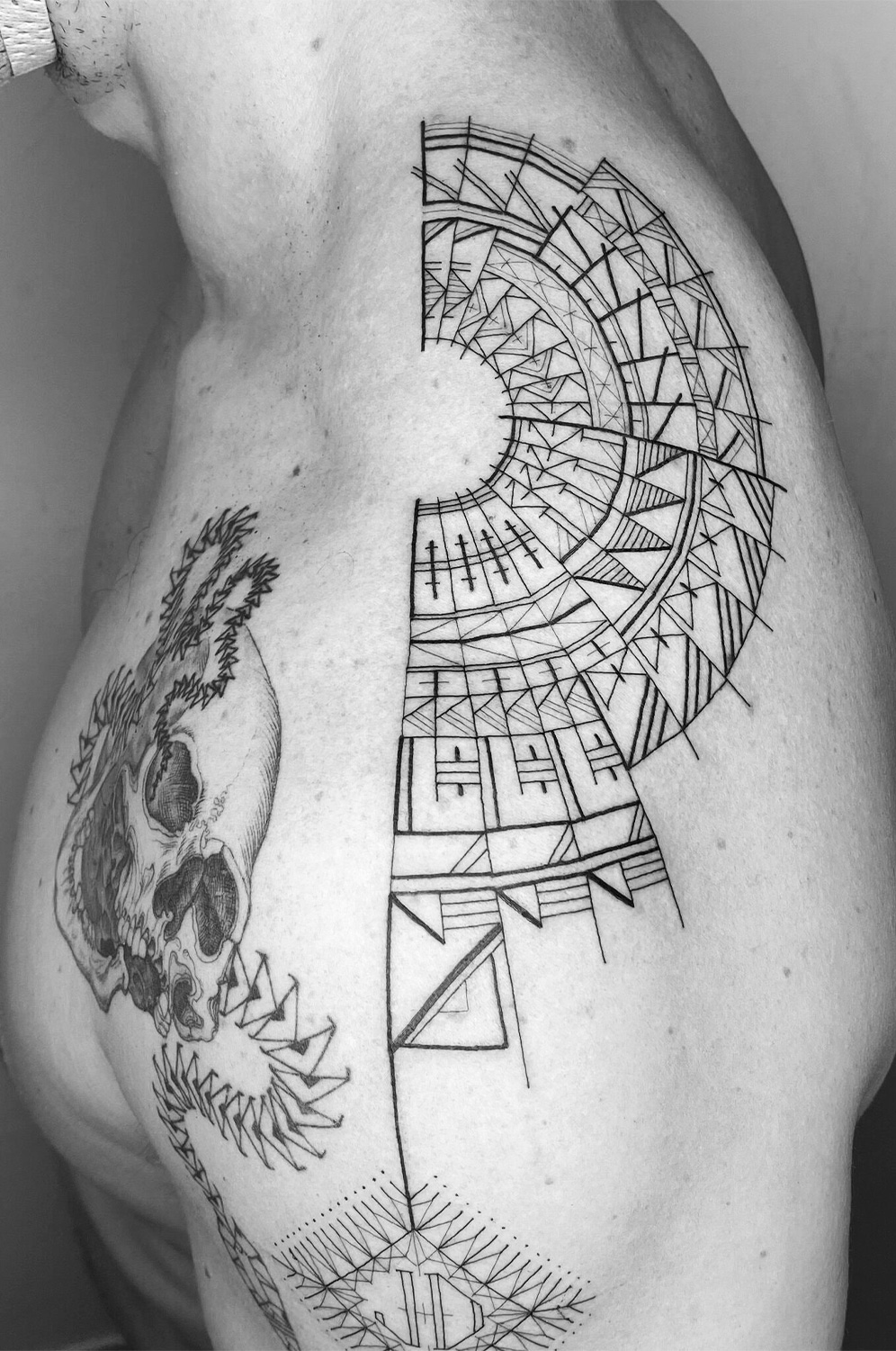 Un tatuaje geométrico de Scott Campbell, quien espera que su mercado, All Our Best, sea una bendición para los tatuadores, que actualmente cobran por hora.